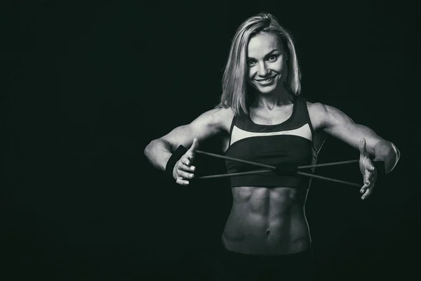 Fitness kadın vücudunda bir siyah beyaz fotoğraf. — Stok fotoğraf