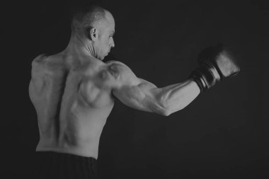 Adam siyah beyaz bir fotoğraf üzerine dumbbells ile.