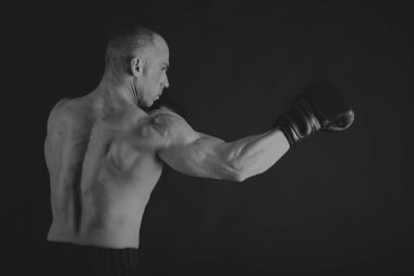 Adam siyah beyaz bir fotoğraf üzerine dumbbells ile.