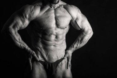 Karanlık bir arka plan üzerinde büyük vücut geliştirmeci