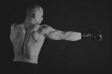Adam siyah beyaz bir fotoğraf üzerine dumbbells ile.