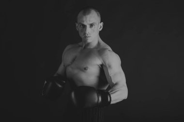 Adam siyah beyaz bir fotoğraf üzerine dumbbells ile.