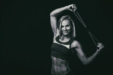 Fitness kadın bodyl karanlık bir arka plan üzerinde.