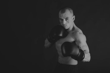 Adam siyah beyaz bir fotoğraf üzerine dumbbells ile.