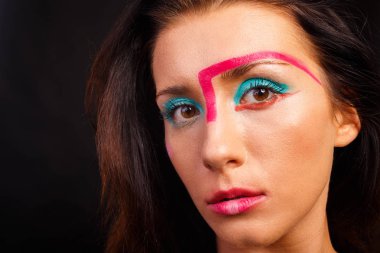 Moda. Karanlık bir arka plan üzerinde poz güzel esmer.