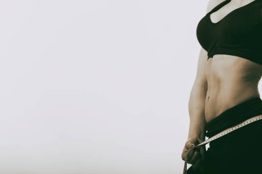 Fitness. Hafif bir arka plan üzerinde bir kız figürü spor.
