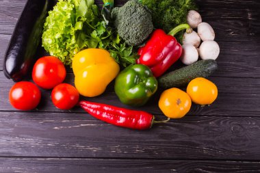 ahşap arka plan üzerinde organik sebze