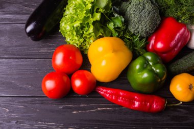 ahşap arka plan üzerinde organik sebze