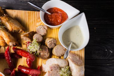 Ahşap bir gemide bir ızgara sosis