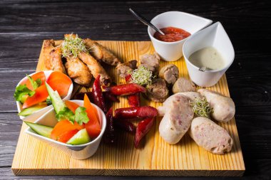 Ahşap bir gemide bir ızgara sosis