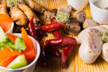 Ahşap bir gemide bir ızgara sosis