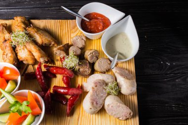 Ahşap bir gemide bir ızgara sosis