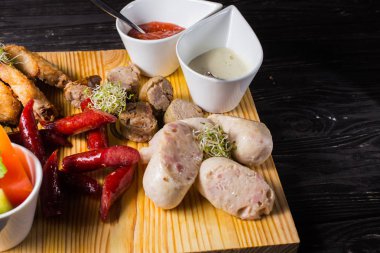 Ahşap bir gemide bir ızgara sosis