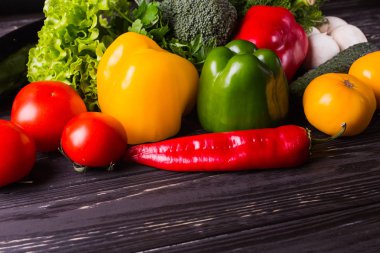 ahşap arka plan üzerinde organik sebze