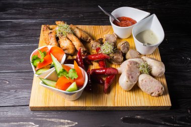 Ahşap bir gemide bir ızgara sosis