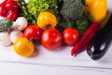 ahşap arka plan üzerinde organik sebze