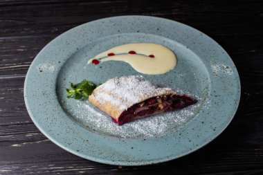 Vişneli turta, bir plaka üzerinde çok lezzetli yemekler.