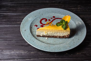 Cheesecake, bir plaka üzerinde çok lezzetli yemekler.