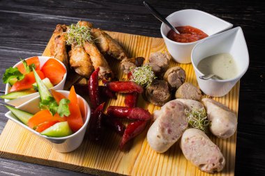 Ahşap bir gemide bir ızgara sosis