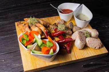 Ahşap bir gemide bir ızgara sosis