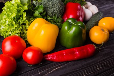 ahşap arka plan üzerinde organik sebze