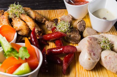 Ahşap bir gemide bir ızgara sosis