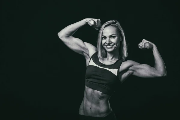 Fitness cuerpo de mujer en una foto en blanco y negro . —  Fotos de Stock