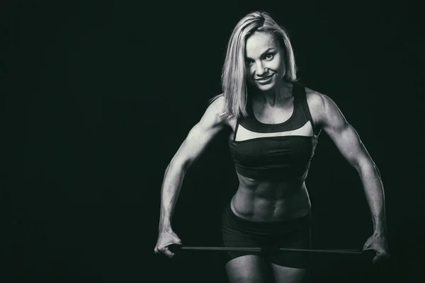 Fitness lichaam van de vrouw op een zwart-wit foto. — Stockfoto