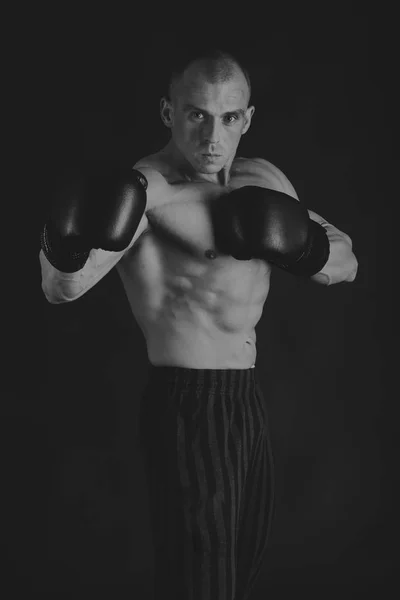 Man with dumbbells on a black and white photo. — Stock Photo, Image