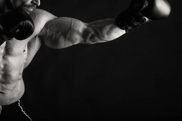 Μεγάλο bodybuilder σε σκούρο φόντο — Φωτογραφία Αρχείου
