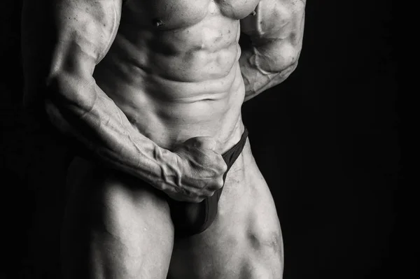 Großer Bodybuilder auf dunklem Hintergrund — Stockfoto