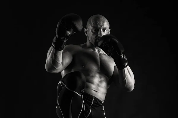 Grand bodybuilder sur un fond sombre — Photo