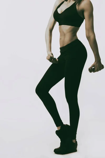 Fitness. Hafif bir arka plan üzerinde bir kız figürü spor. — Stok fotoğraf