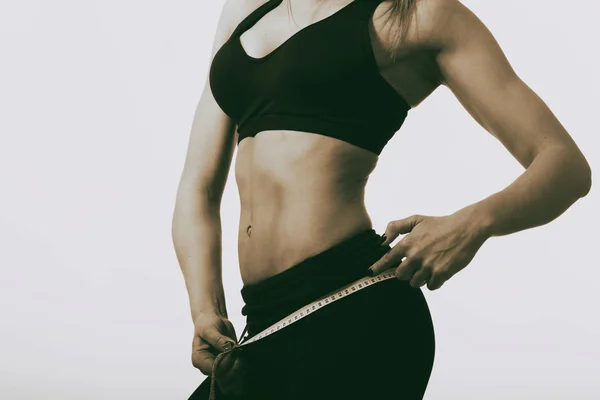 Fitness. Sport figur av en flicka på en ljus bakgrund. — Stockfoto