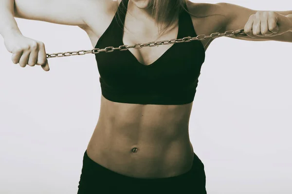 Γυμναστήριο. Σπορ εικόνα ενός κοριτσιού σε ανοιχτόχρωμο φόντο. — Φωτογραφία Αρχείου