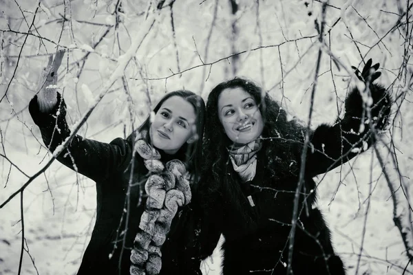 Duas mulheres na floresta de inverno — Fotografia de Stock