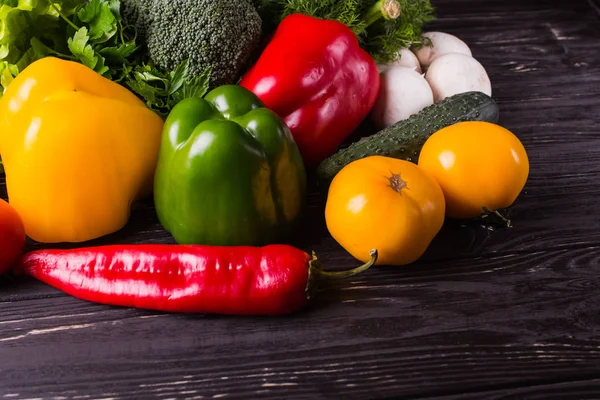 ahşap arka plan üzerinde organik sebze