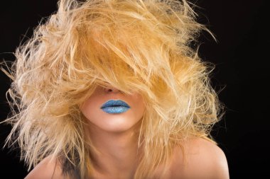 Güzellik moda fotoğrafları. Duygusal sarışın