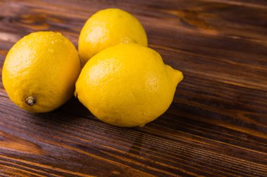 ahşap arkaplanda limon