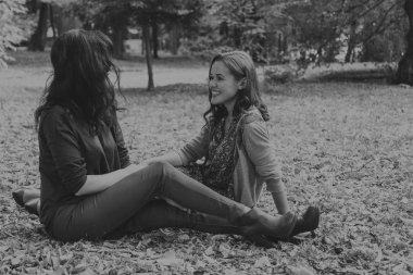 Kız sonbahar Parkta yürümek