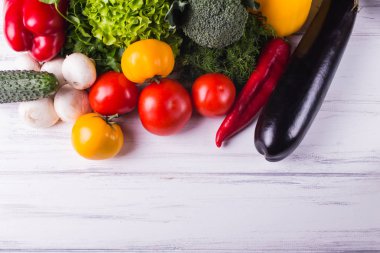 ahşap arka plan üzerinde organik sebze