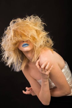 Güzellik moda fotoğrafları. Duygusal sarışın