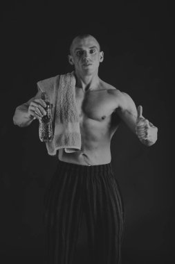 Acemi vücut geliştirmeci bir siyah beyaz fotoğraf üzerinde poz.