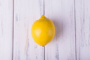 ahşap arkaplanda limon