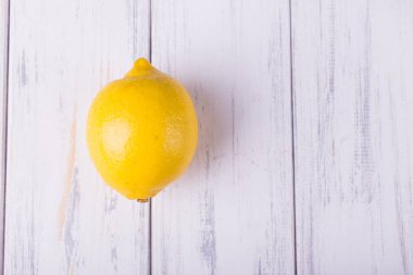 ahşap arkaplanda limon