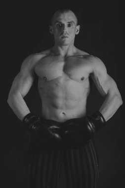 Acemi vücut geliştirmeci bir siyah beyaz fotoğraf üzerinde poz.