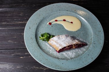 Vişneli turta, bir plaka üzerinde çok lezzetli yemekler.