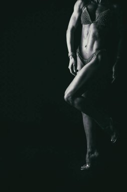 Zarif eğitim, kaslı kadın siyah bir zemin üzerine