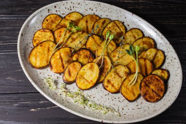 Patates ızgara, lezzetli yemek.