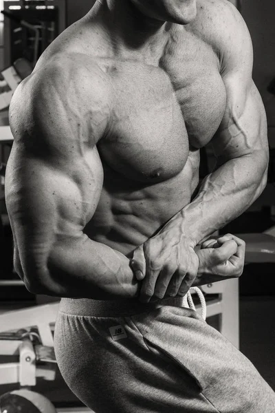 Μυϊκή bodybuilder τύπος κάνει ασκήσεις στο γυμναστήριο — Φωτογραφία Αρχείου